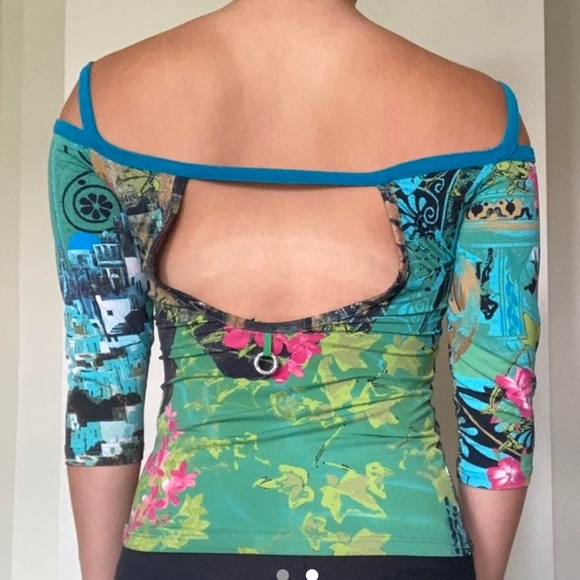 Off the shoulder graphic 3/4 sleeve top tinyjewishgirl - Picture 2 of 2